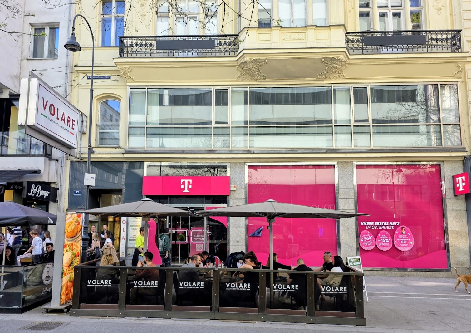 Außenfassade des Restaurant Volare in der Rotenturmstraße 17 mit Gastgarten und Volare-Schild