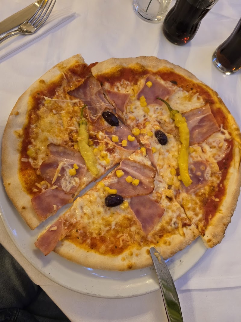 Volare Pizza mit Schinken, Mais, Oliven und Peperoni aus dem Steinofen