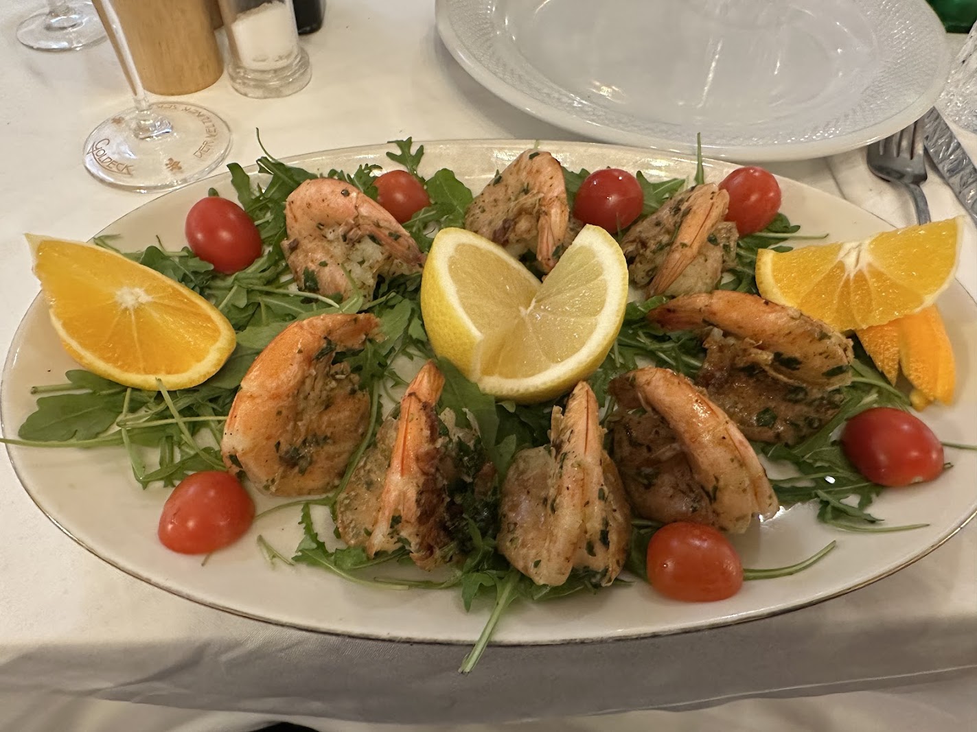 Gegrillte Garnelen mit Rucola, Zitrone und Tomaten — Secondi im Volare