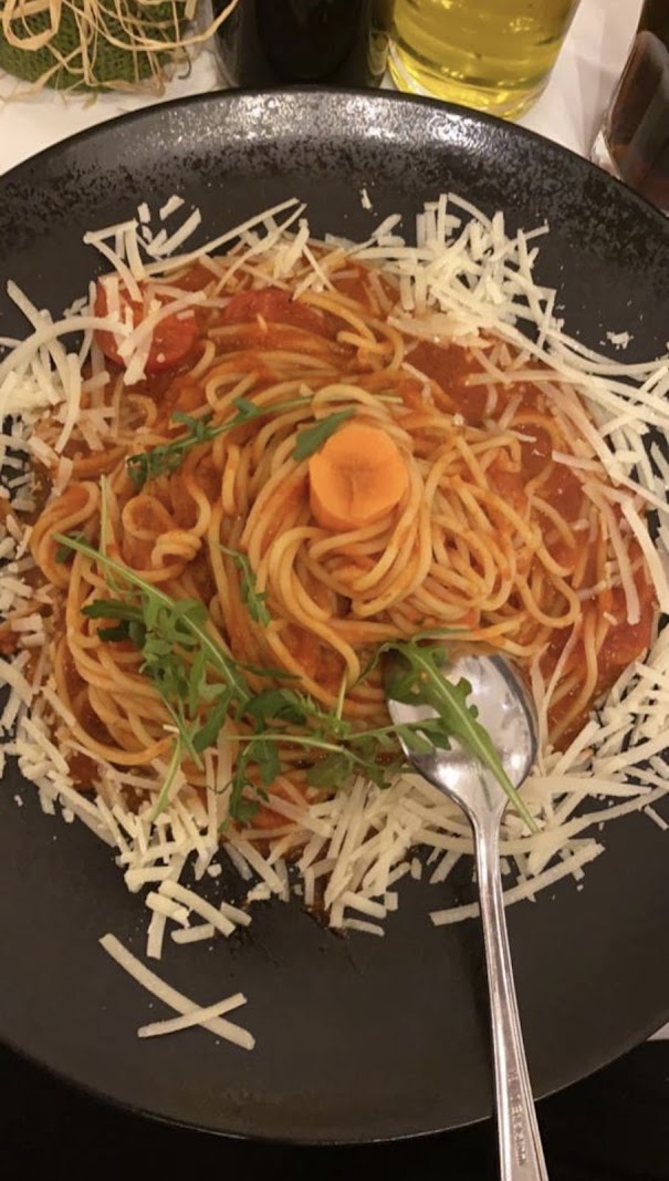 Spaghetti al pomodoro mit Parmesan und Rucola — Detail aus dem Restaurant Volare